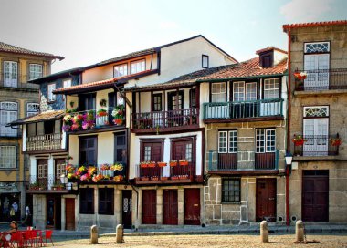 Guimaraes eski kentinde Ortaçağ Santiago meydanı, Portekiz