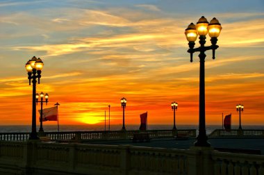 Oporto lambaları ile Plaj gün batımı, Portekiz kuzeyinde