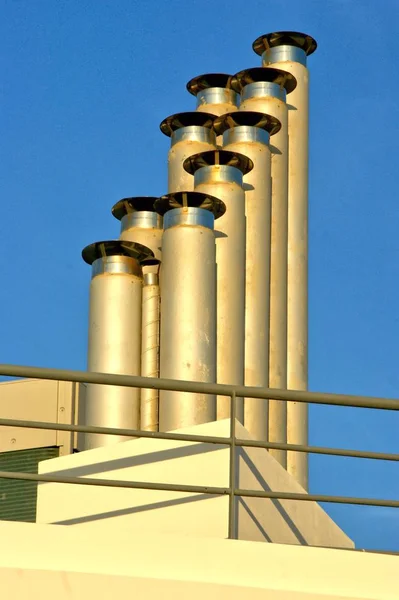 Mehrere Schornsteine Unter Blauem Himmel — Stockfoto