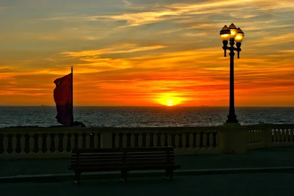 ポルトガル北部オポルトのランプ付きビーチ夕日 — ストック写真