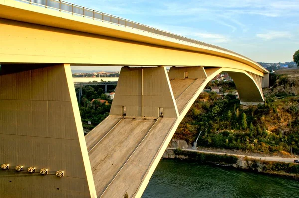 ポルトガル オポルトのドゥロ川にかかるインファンテ橋 — ストック写真