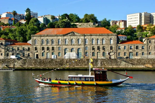 Туристическая Лодка Реке Дору Видом Порту Португалия — стоковое фото