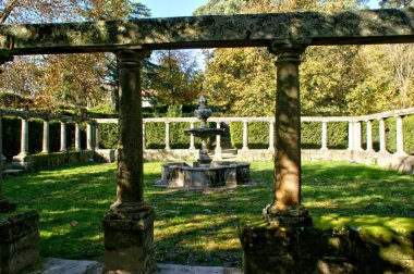 Portekiz, Matosinhos 'taki bir manastırın kalıntılarıyla dolu bir bahçe.