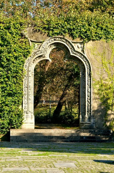 ポルトガルのMatosinhosに修道院の遺跡を持つ庭園 — ストック写真