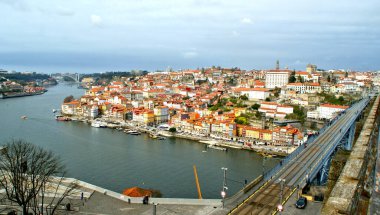 Portekiz 'deki panoramik Oporto ve demir köprü manzarası