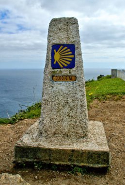 Finisterre, İspanya 'daki Santiago yolunda KM 0 kilometre taşı
