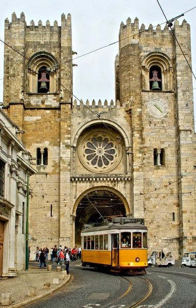 Portekiz Deki Eski Tramvayın Geçişi Ile Lizbon Katedrali — Stok fotoğraf