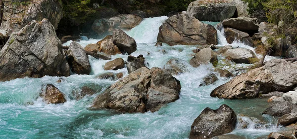 Ορμητικά Του Ποταμού Που Ρέει Ανάμεσα Στα Βράχια Κατά Διάρκεια — Φωτογραφία Αρχείου