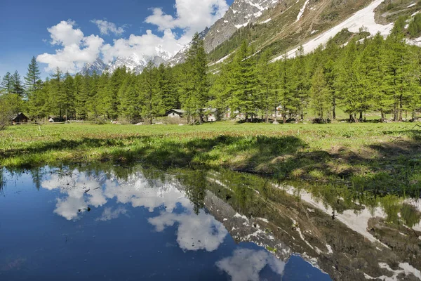 Small Lake Val Ferret Trees Mountains Clouds Reflected Water Spring — Stock Photo, Image