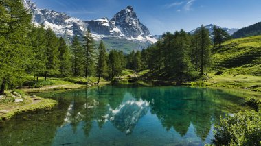 Mavi göl ve yaz aylarında Matterhorn güzel gün