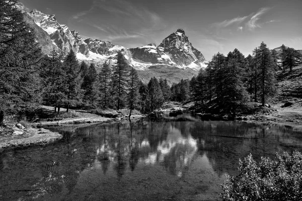 Lago Azul Matterhorn Paisaje Verano Pintoresco Con Luces Soleadas Vistas —  Fotos de Stock