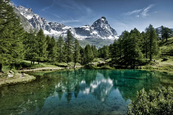 Mavi göl ve doğal yaz peyzaj Breuil-Cervinia, Aosta Vadisi - İtalya görülen güneşli ışıklı Matterhorn