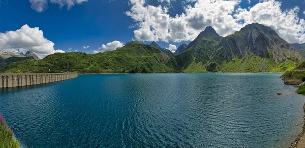 Paisagem Lago Morasco Temporada Verão Com Céu Azul Nuvens Fundo — Fotografia de Stock