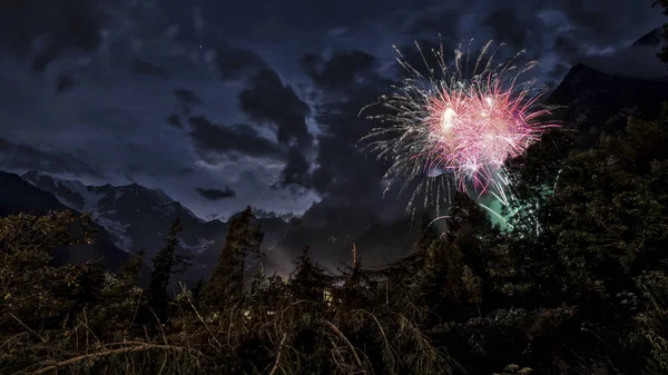 Fireworks uygulamasında Monte Rosa ve dağlar yatay yaz akşamları doğu duvarı ile ahşap
