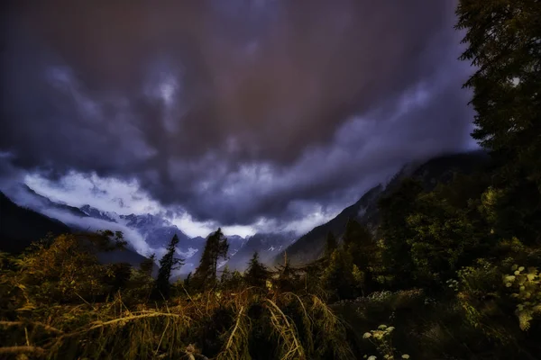 Закат над горами — стоковое фото
