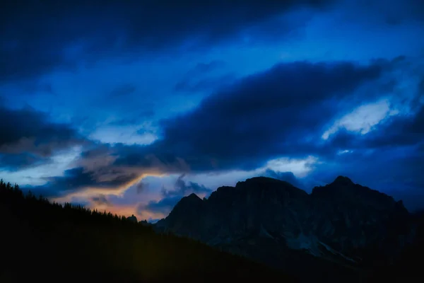 Dernière Couleur Coucher Soleil Pendant Heure Bleue Sur Les Montagnes — Photo