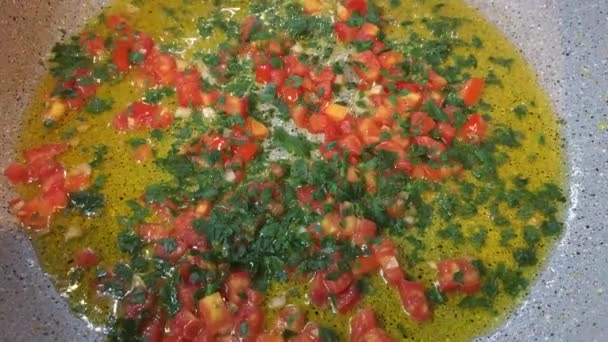 Frigideira Frita Com Óleo Tomate Salsa Alho — Vídeo de Stock