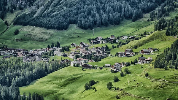 Colfosco 小村庄在山上与绿色草甸在夏天季节 巴迪亚 在意大利的帕洛阿尔托 — 图库照片