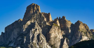 Sassongher Zirvesi bir açık yaz sabahı, Alta Badia - Trentino-Alto Adige, İtalya üzerinde güneşin ilk ışıkları ile 