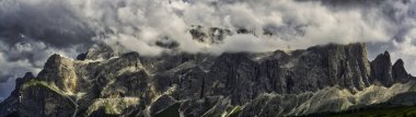Alta Badia ıslak sezonunda, Trentino-Alto Adige - İtalya Dolomites içinde dağ manzara