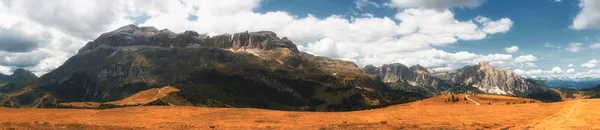 秋の色とイタリア トレンティーノ アルト アディジェ州 イタリア プラロンジャ高原から見たドロミテ山の風景 — ストック写真
