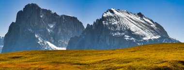 Langkofel grubu ile ön planda bir açık gün ve mavi gökyüzü, South Tyrol - İtalya sezon ve turuncu Hill'de ilk kar