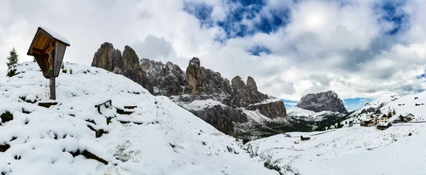 加迪纳山街 在蝶鞍和多云的天空 加迪纳山谷的山上下雪的风景 意大利 — 图库照片