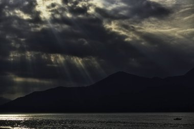 gün batımında güneş ışınları ile arka ışık panorama