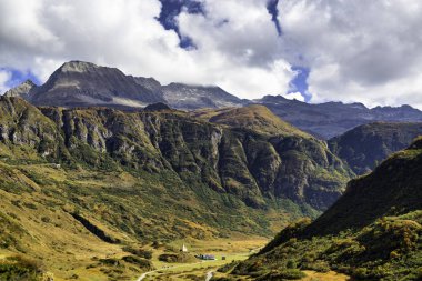 Formazza Vadisi Dağları ile güneşli bir öğleden sonra ve bulutlu gökyüzü arka planda sonbahar renkleri