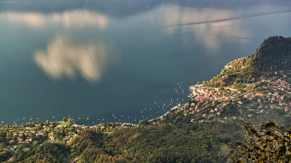 Vackra Flygfoto Vid Sjön Maggiore Höstsäsongen Med Moln Återspeglas Vattnet — Stockfoto