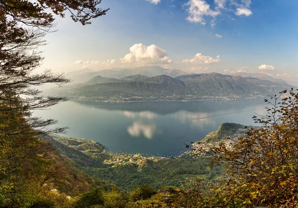 Vackra Flygfoto Vid Sjön Maggiore Höstsäsongen Med Moln Återspeglas Vattnet — Stockfoto