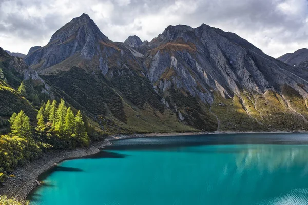 Cores incríveis do lago Morasco — Fotografia de Stock