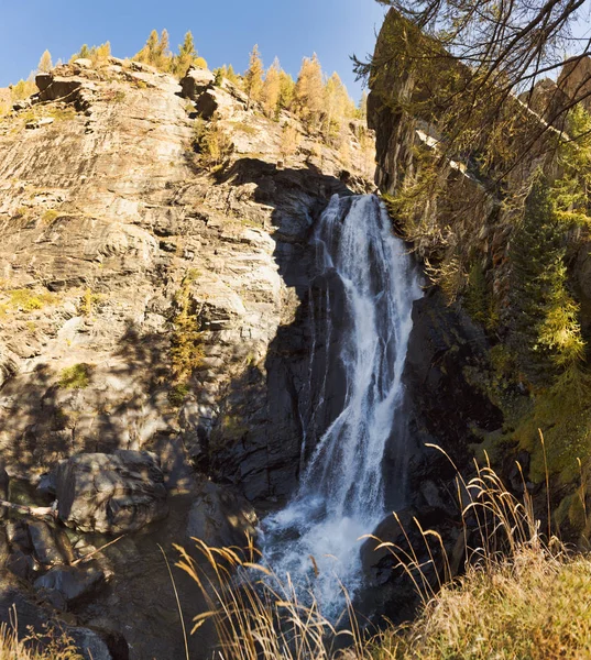 光と秋のシーズン中山の森と下草の影の素晴らしい滝 — ストック写真
