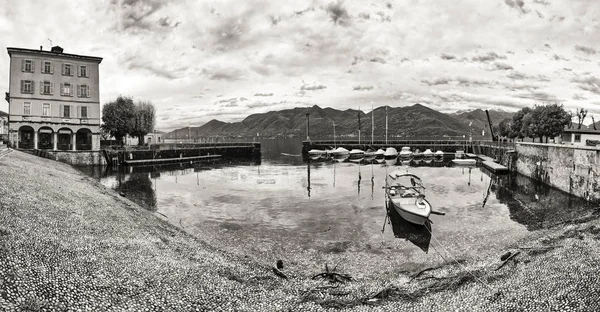 Piccolo Porto Luino Paesaggio Monocromatico Durante Una Grigia Giornata Autunnale — Foto Stock