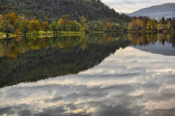 Lake Ghirla Woods Autumn Colors Background Gray Afternoon November — Stock Photo, Image