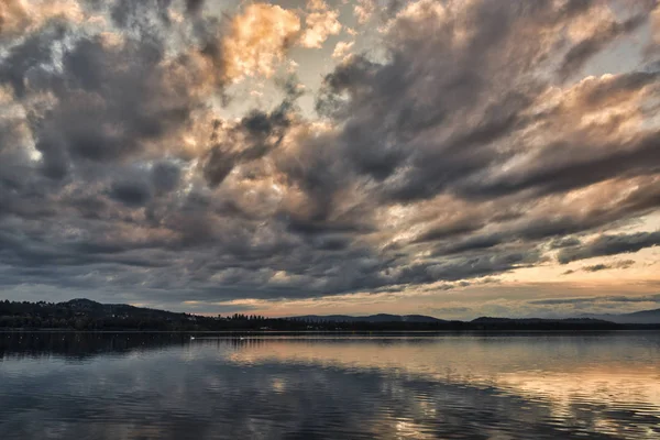 Nuvens Escuras Por Sol Sobre Lago Varese Uma Paisagem Tranquila — Fotografia de Stock