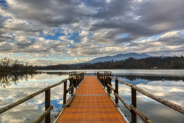 Varese Gölü Sonbahar Günbatımı Bulutlu Gökyüzü Ile Iskelede Telifsiz Stok Fotoğraflar