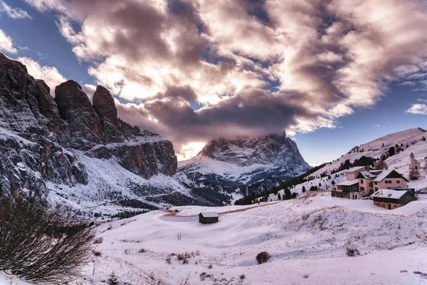 Winterlandschap Van Gardena Pass Dolomieten Zonsondergang Met Wolken Boven Top — Stockfoto