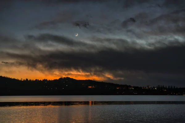 Monduntergang Bei Bewölktem Himmel Abend Mit Dem Varese See Vordergrund — Stockfoto