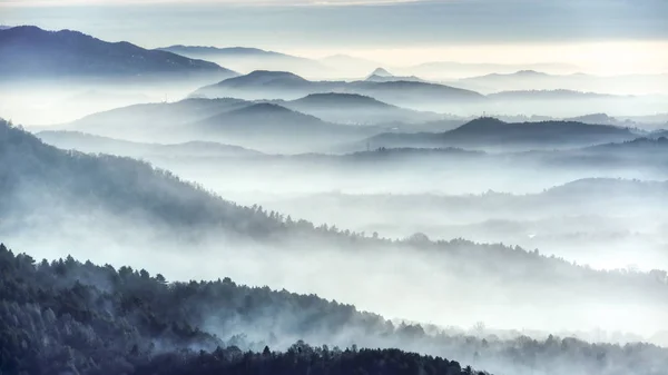 Dimmigt Landskap Kullarna Kall Vintermorgon Sett Från Bergen Nära Den — Stockfoto