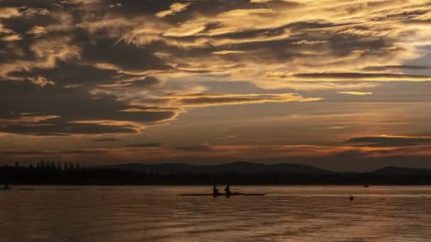 Time Lapse Bij Zonsondergang Het Meer Van Varese Met Bewolkte — Stockvideo