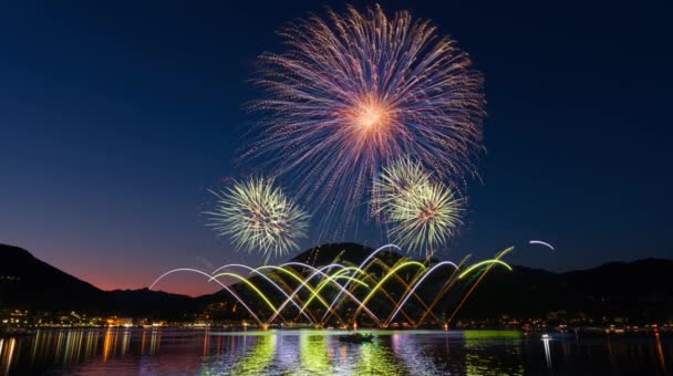 Πυροτεχνήματα Στη Λίμνη Λουγκάνο Βράδυ Του Καλοκαιριού — Αρχείο Βίντεο