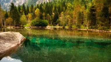 Ormandaki göl, Mello Vadisi, Lombardy İtalya