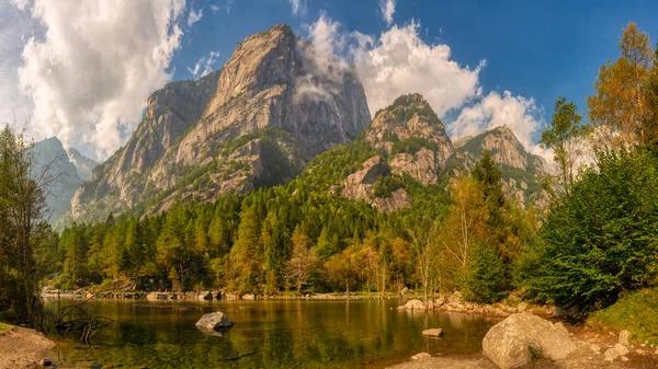 Horské Jezero Údolí Lesy Horskými Vrcholy Pozadí — Stock fotografie