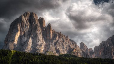 Sassolungo dağının tepesinde günbatımı, Dolomitler
