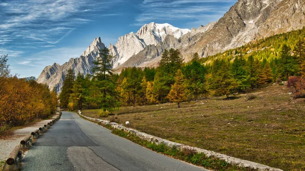 Strada Fondovalle Con Splendida Vista Sul Monte Bianco Valle Aosta — Foto Stock