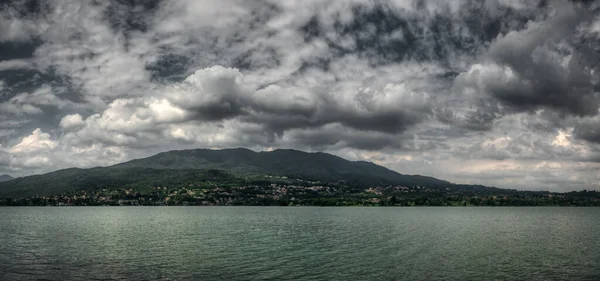 Varese Gölü Nün Üzerindeki Bulutlu Gökyüzü Bir Bahar Öğleden Sonra — Stok fotoğraf