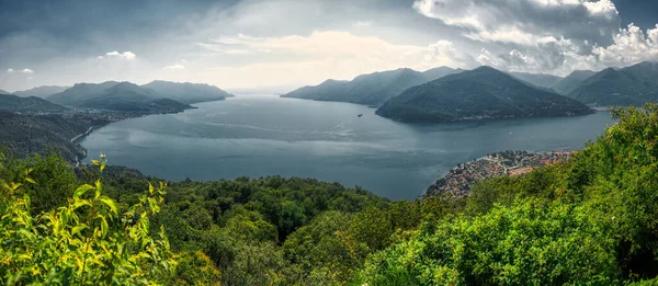 Bahar Mevsiminde Ufukta Sis Varken Büyük Göl Üzerindeki Güzel Manzara — Stok fotoğraf