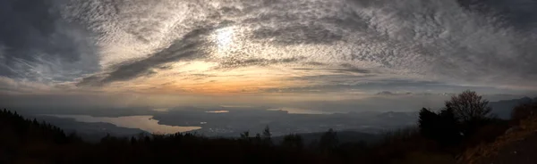 Stort Panorama Vid Solnedgången Sjöarna Bakgrundsbelysning Varese — Stockfoto