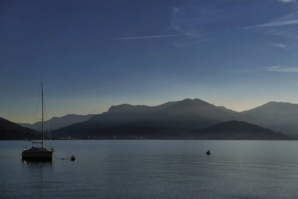 Barco Sobre Lago Atardecer Con Montañas Fondo —  Fotos de Stock